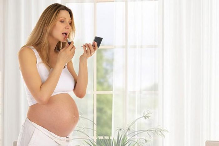 8 Cara Aman Memakai Kosmetik Untuk Ibu Hamil - AndaiKata.com