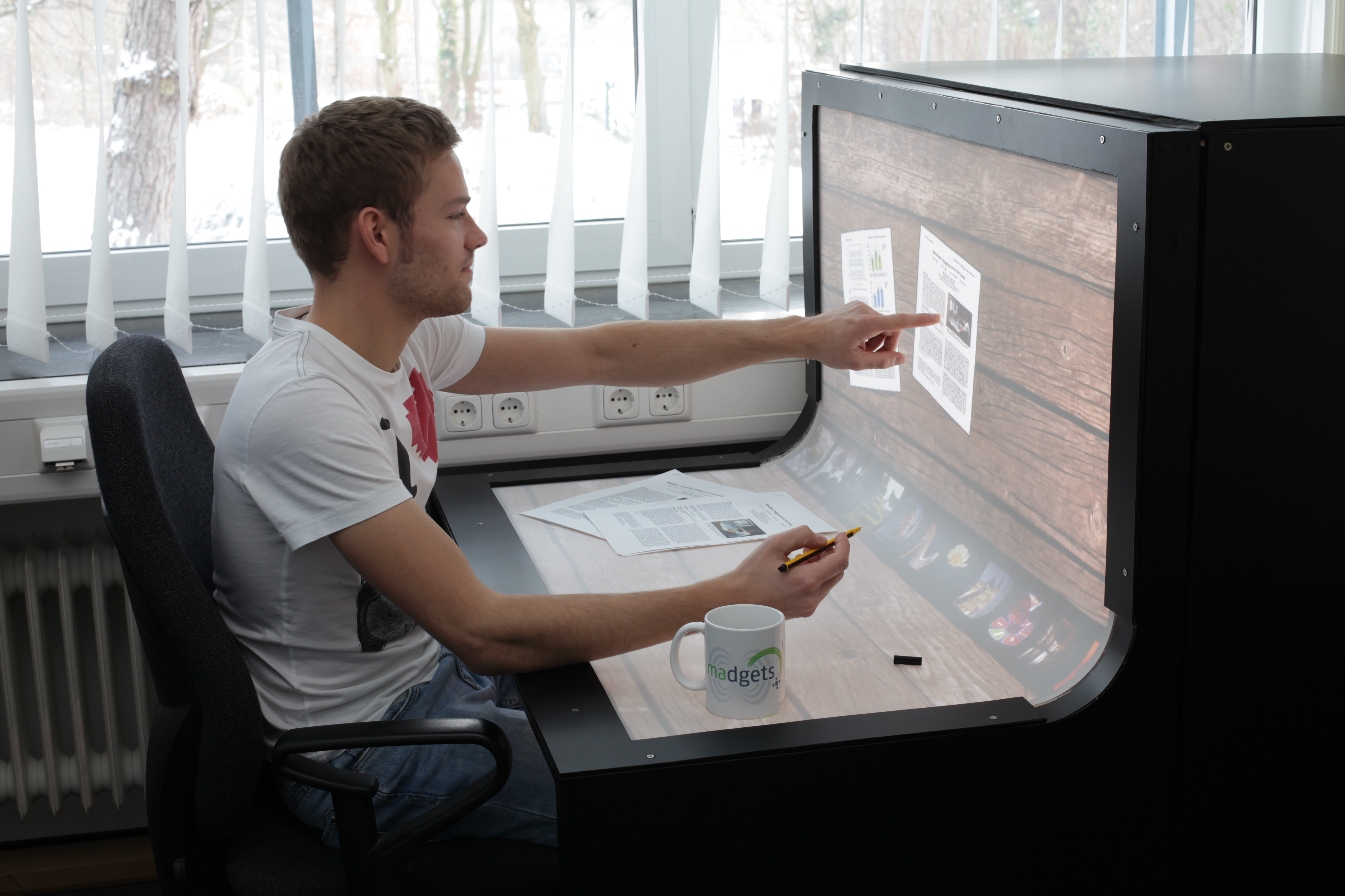 Экран которой можно и получить. Компьютеры в будущем. Интерактивный офисный стол. Рабочее место будущего. Сенсорный стол дизайнера.